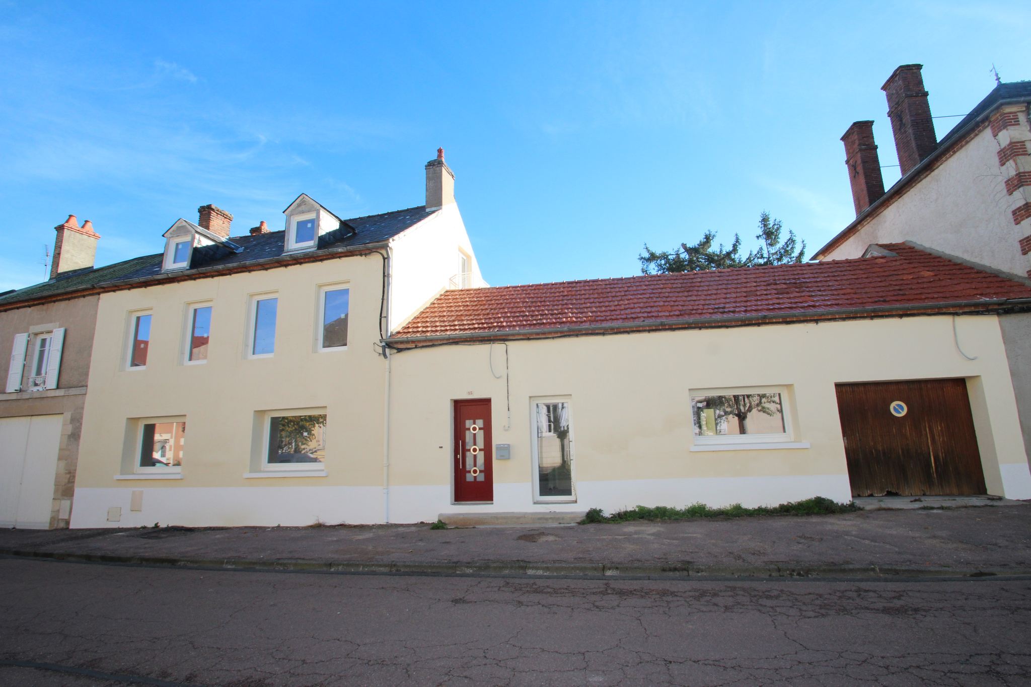 LUCENAY LES AIX, maison de ville de plus de 200 m2 habitable