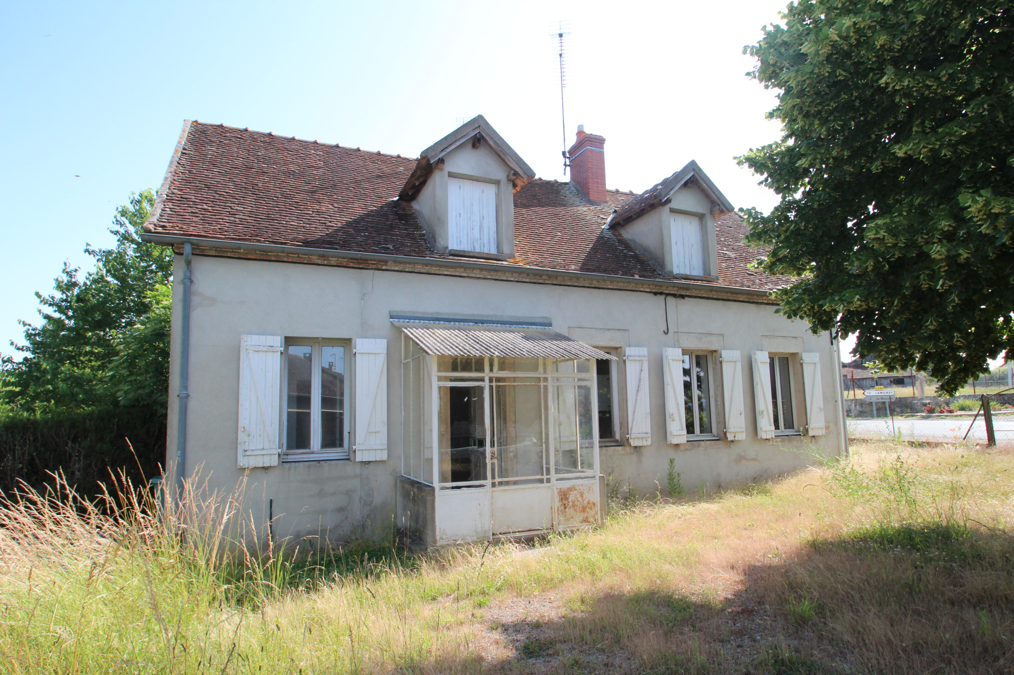 A LUCENAY LES AIX, maison d'habitation